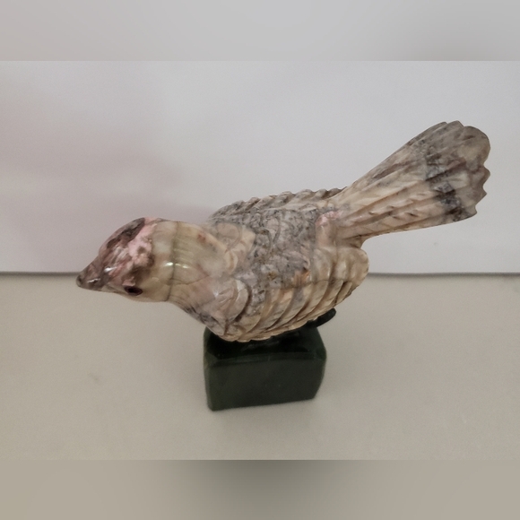 Carved Bird Sculpture W/ Garnet Eyes, Vintage Marble - Picture 4 of 14